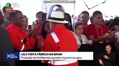 Vestido de trabalhador, Lula promete que se eleito para cumprir seu 4º mandato, o pobre vai voltar a comer picanha, maminha, filé mignon e alcatra.