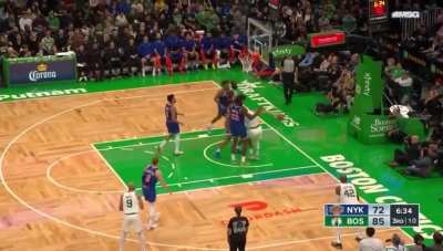 [Highlight] Jericho Sims blocks Jayson Tatum then does a very subtle Mutombo finger wag