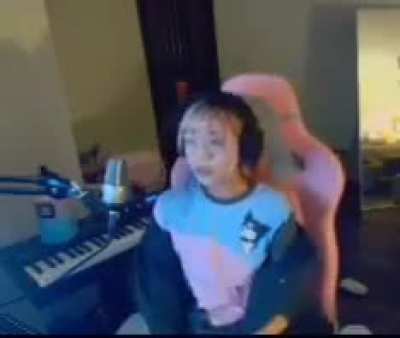 Saggy tits no bra lol