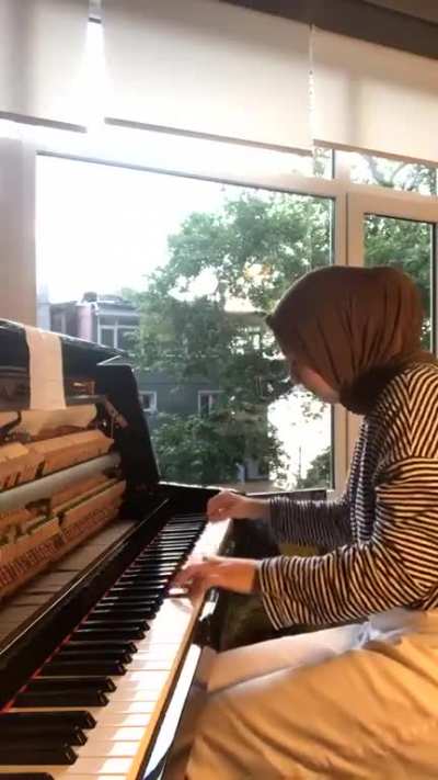 Az önce gördüğüm posta ithafen atıyorum bunu. İnsanların giyimine, düşün<wbr>celer<wbr>ine göre onlara önyargılı yaklaşmayı bir kenara bırakıp o kişilerin yaptıklarına göre yapın eleşt<wbr>irile<wbr>riniz<wbr>i. Demek ki 