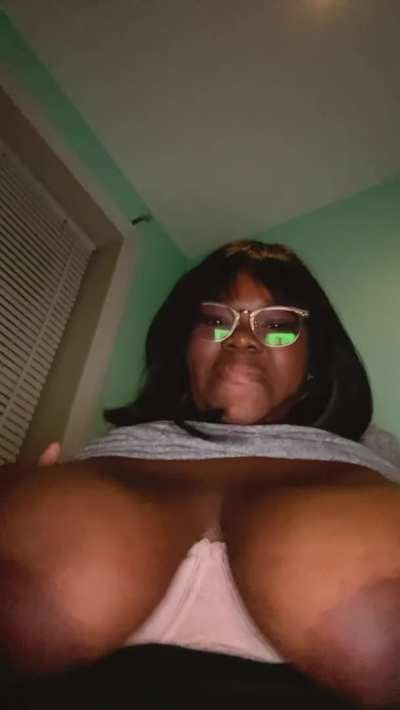 21 • Shy and have macro<wbr>masti<wbr>a😅 (boobs abnormally large) Help me break out of my shell!!✨