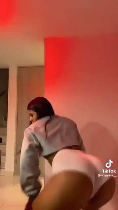 Look at that ass move 🤤