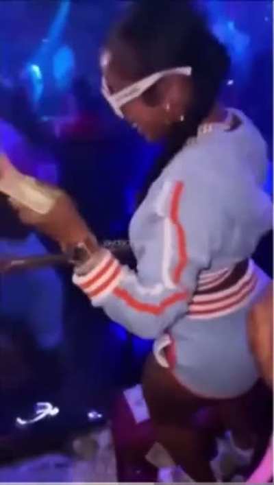 Dis Thot doin wat she do Best … Iz poppn that coochie!