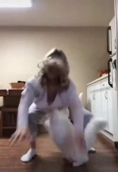 Танцует она..<wbr>..жра<wbr>ть давай!