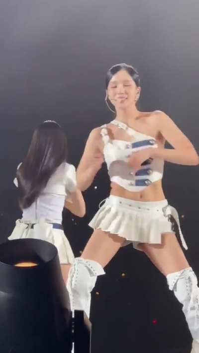 Mina performing 'SET ME FREE' in Hong Kong - 251206