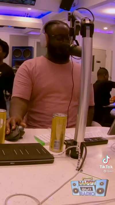 Hannibal Buress on the mic spittin’ fire 🔥