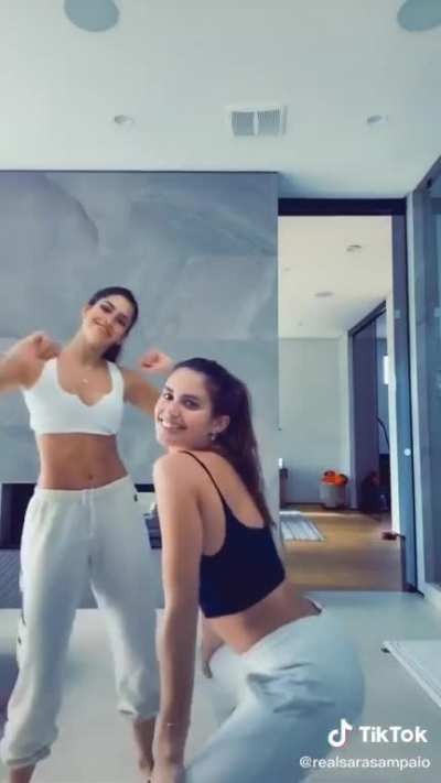 Sara Twerking