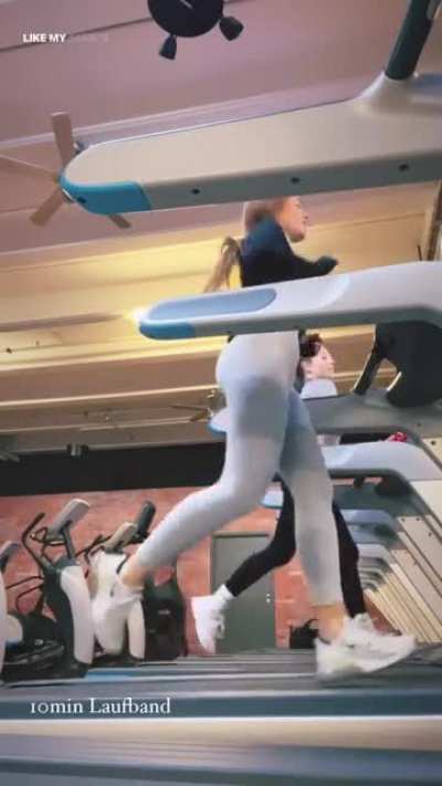 So geil wie sich ihre Arschbacken hin und herbewegen. Leo sieht so sexy aus beim Sport machen 🥵