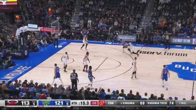 [Highlight] Giannis hammers it home to put the exclamation point on a 35/14/11 performance and Milwaukee’s 7th straight win