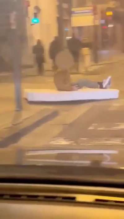 This mf driving a motorized mattress 💀
