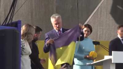 Pres. Zelensky made an appearance in Vilnius, Lithuania today, where the NATO summit is taking place, to join a ceremony raising a Ukrainian flag sent from the frontline from the 10th Mountain Assault Brigade 