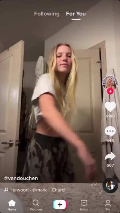 @vandouchen. Small slip then big slip when she swings her arm