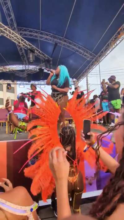If yuh doh have a ring gyal bend fi di camera 🎶 (📷:@m<wbr>repic<wbr>tt)