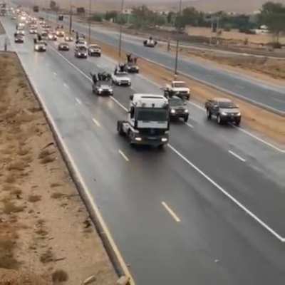 ‏موكب مؤازرة لأحد النواب، تخميس وطخ رصاص وحاجزين الطريق الصحراوي