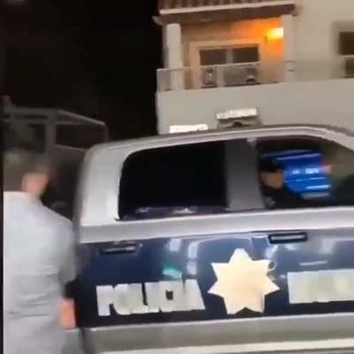 Letting it off in front of the Mexican cops with no worries in the world .. in the street at that. Lawless ... im sure you cant always get away with this 🤷‍♂️😂