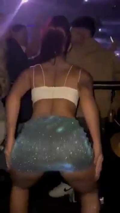 A mocinha de família tradicional, mostrando sua bundona de forma conservadora. 