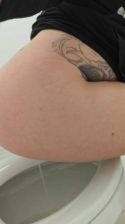 Hairdresser peeing in heels