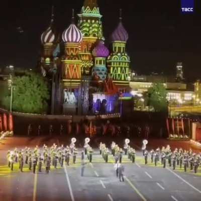 аааааааа кто там у нас на Красной площади поёт серенаду для Светланы Лободы?