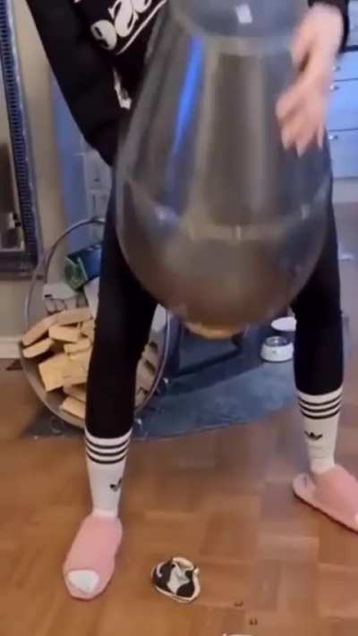😨