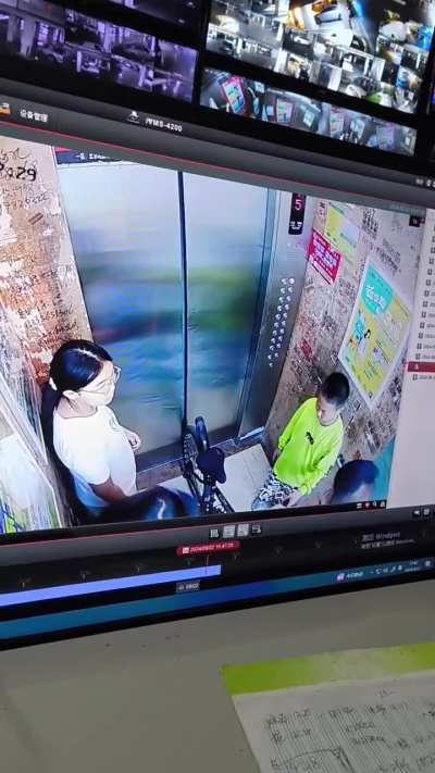 孩子推着自<wbr>行车进电梯<wbr>，因稍微耽<wbr>误了些时间<wbr>，被暴躁邻<wbr>居将车子直<wbr>接丢了出去<wbr>。