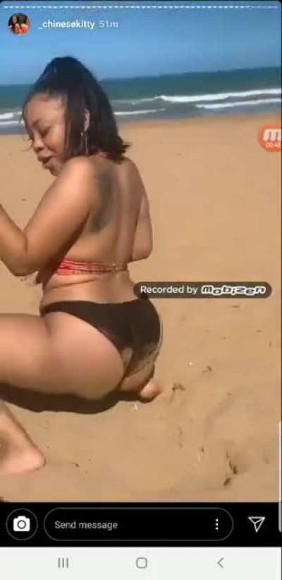Beach kitty