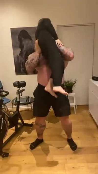 6ft9 Björnsson ('The Mountain') & 5ft2 Henson (his wife)