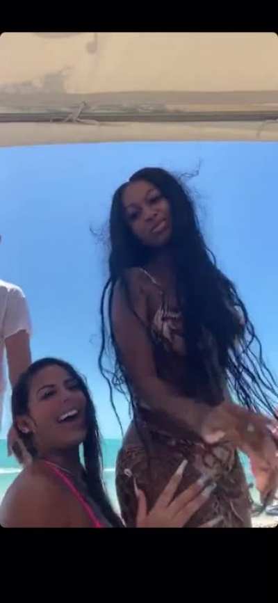 Jayda Twerking and feeling on her friends (having Fun)