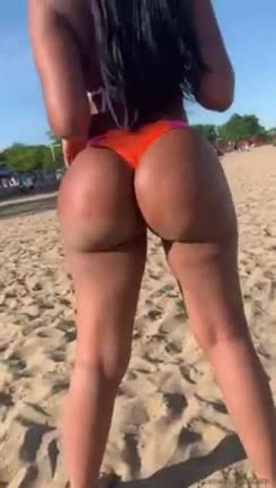 IMAGINE GOING TO THE BEACH 🏖 WITH YOUR GIRLF<wbr>RIEND<wbr>/WIFE AND THIS BIG BOOTY WAS PASSING BY, WILL YOU LOOK ??