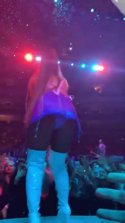 ArianaGrandeAss - Video #2946