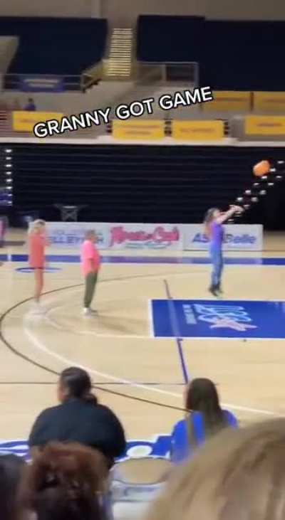 👵🏼🏀