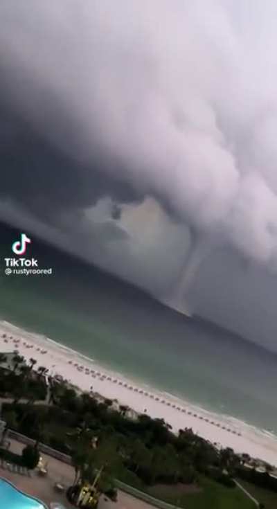 What a scary sight to wake up to, stay safe Florida