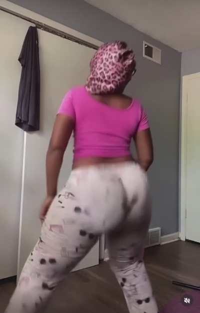 Gah damn she throwing that big mf🥴😋🍑💕