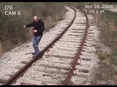 mAn gEtS hIT bY tRaIn aNd diES.
