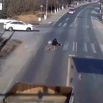 Cyclist gets run over by a truck