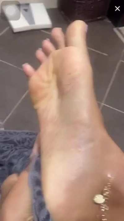 @ashl<wbr>eigha<wbr>nthon<wbr>y was live from Sole 🦶🏻 Sunday!! Part 2
