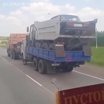В Татарстане заметили КАМАЗ, который везёт КАМАЗ, тащит КАМАЗ, который везёт КАМАЗ, который везёт ВАЗ ¯\_(ツ)_/¯