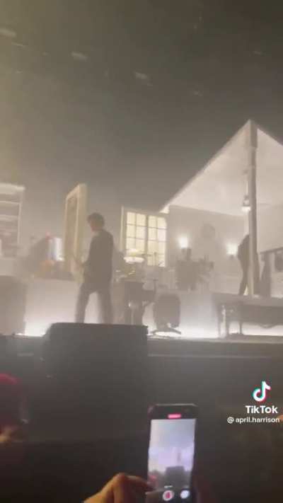 Matty from the 1975 tries his best (again)