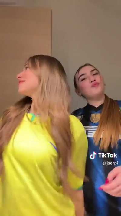 Jenni Serpi bacia la sua amica 🤤