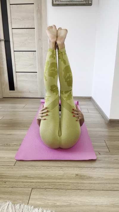 My tight outfit is ready to rock you in the gym today ;)