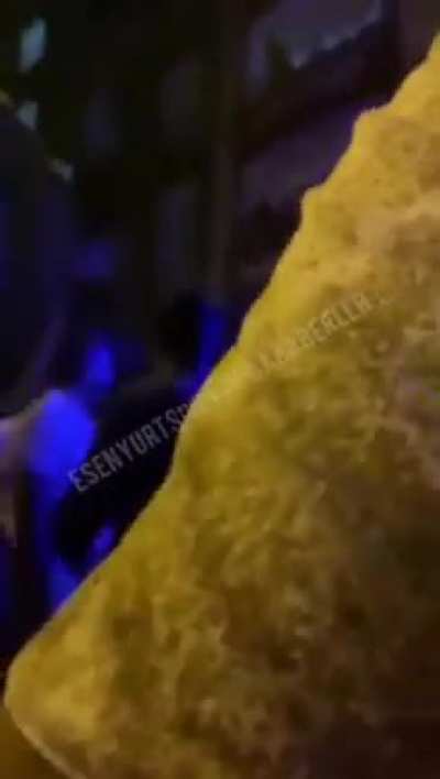 YINE BIR TECAVUZ VAKASI !!!!! Istanbul/esenyurt saadetdere mahallesinde 7 yasindaki kiza tecavuz edildi. Siginmaciyi polis tutuklarken annesinin cigligi... Psikolojinizi bozabilir...