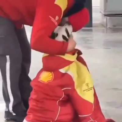 On a very cold day, a worker took off his own jacket to offer it to his dog. His kindness is an inspiration for us all!