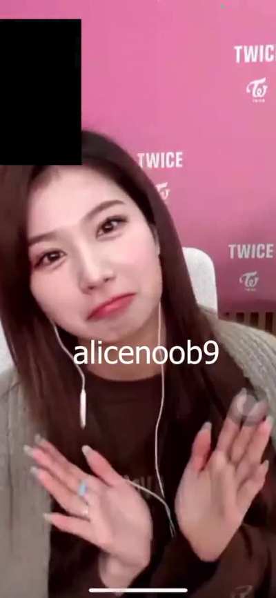 201115 - Sana pout