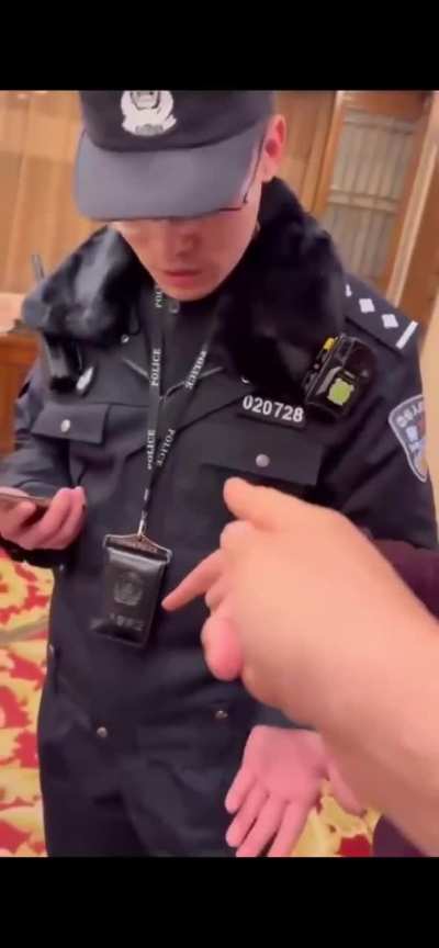 黑皮来北大法学教授聚会现场抓人，结果被教授怼了回去：“咱们都是玩这个的，别牛逼，别跟我们来这一套”
