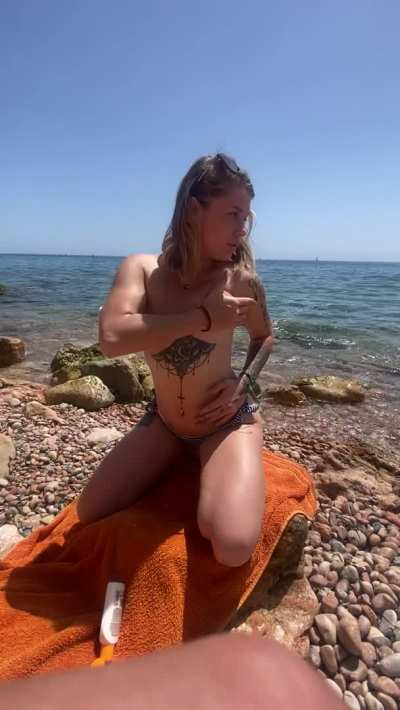 Anyone here who want to help me apply the sunscreen?😅