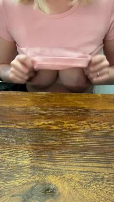 Flashing my big naturals is way more fun in public 🫣(OC)