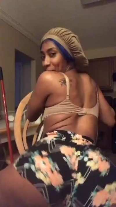 ʍɨŁώąµƙƹƹ6Łµƹ Quick Twerkie