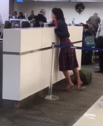 Woman screams at JetBlue workers whilst claiming to have a gun.