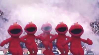 Elmo Anavatan için dans ediyor