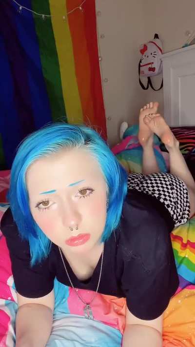 ghoul<wbr>sbrai<wbr>nmush TikTok Live Clip 2024.04.02 Gaming with Bare Soles in the Pose 