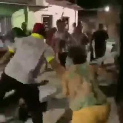 o cara q tava com pedaço de pau na mão tava indo pra cima da criança, quando veio nosso heroi o salvar
